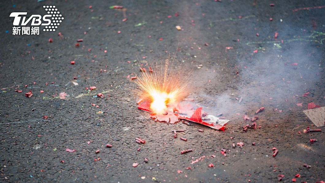為避免毛小孩被鞭炮聲嚇到,出門務必繫好牽繩。(示意圖/shutterstock達志影像)