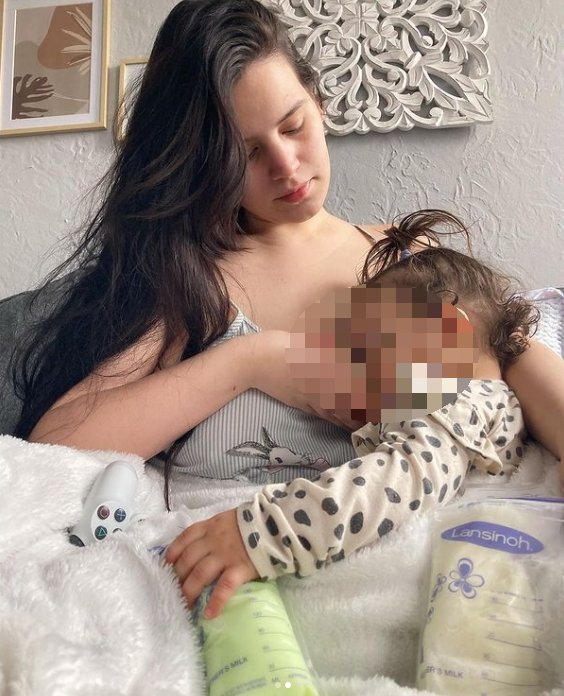 阿什米爾在IG上分享哺乳照片。(圖/翻攝自ashmiry_ IG)