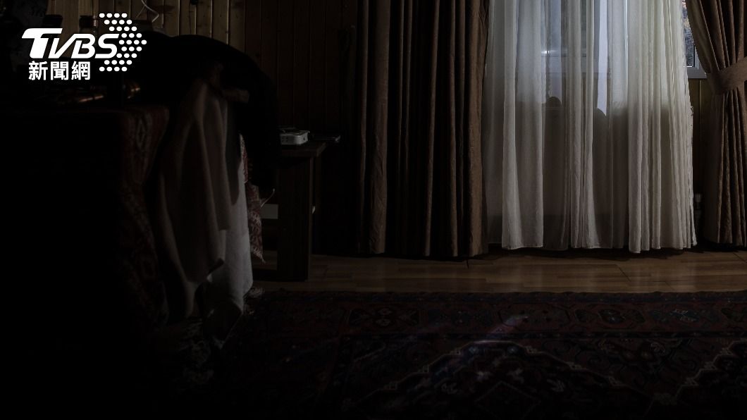 桃園婦猝死客廳臉發黑 兒伴屍1週飄臭:我有幫媽蓋被