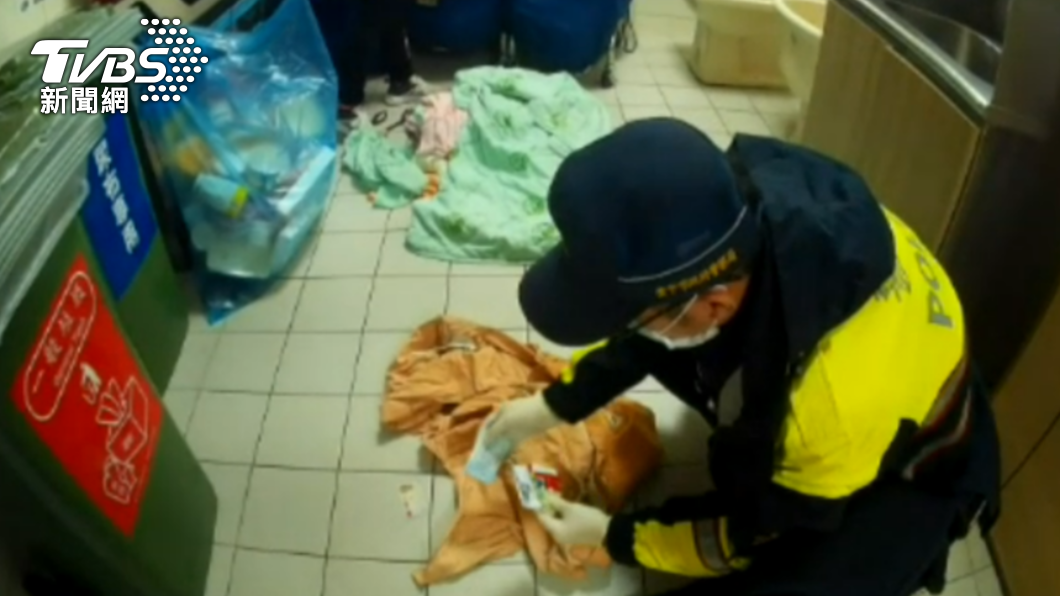 警方在污物室發現老翁的襯衫，重要證件與7000元都找回。（圖／警方提供）