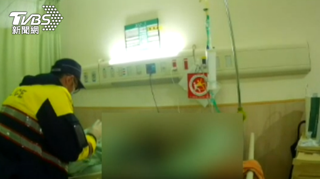 警方在污物室發現老翁的襯衫，重要證件與7000元都找回。（圖／警方提供）