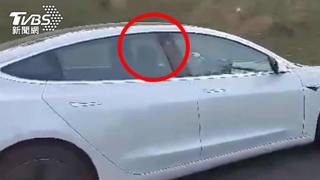 人呢?特斯拉多元計程車上國道自駕 駕駛座空空人在「這」