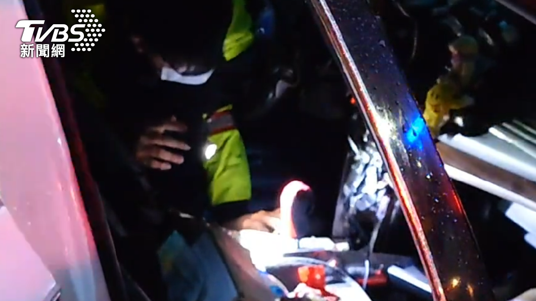警方在歹徒車內進行搜索。(圖/TVBS)