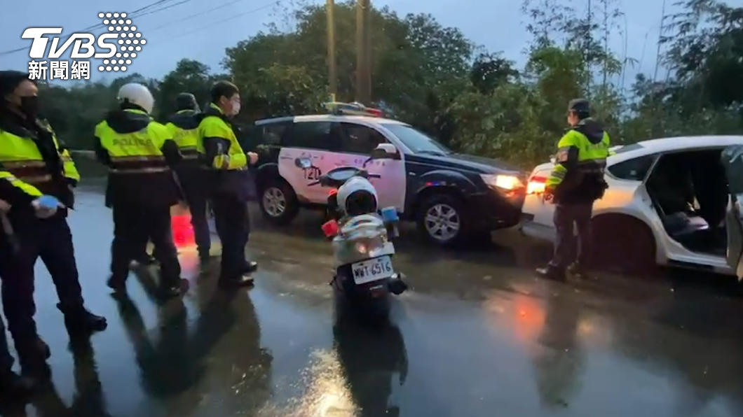 20名警力到場將歹徒制伏。(圖/TVBS)