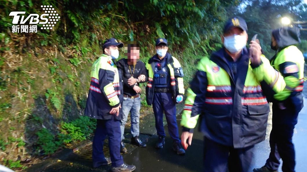 基隆爆發警匪追逐,警方連開4槍制伏歹徒。(圖/TVBS)