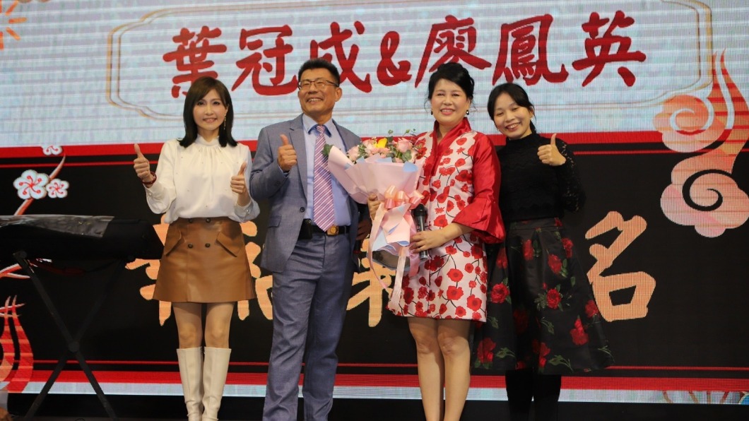 葉冠成、廖鳳英及恩師楊惠絜。（圖／音圓唱片提供）