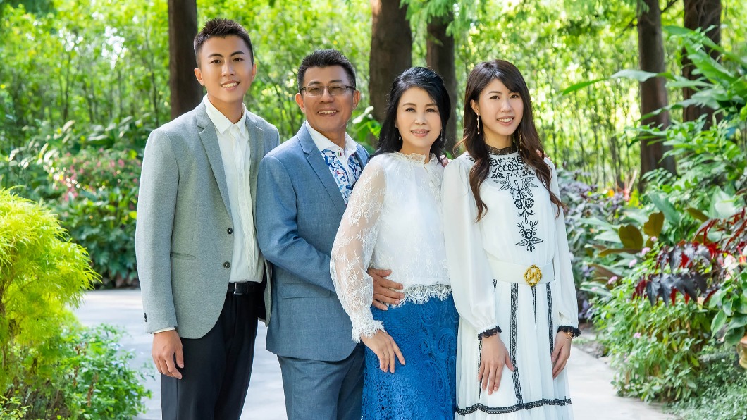 葉冠成和廖鳳英及兒子Peter、女兒Leanna。（圖／音圓唱片提供）