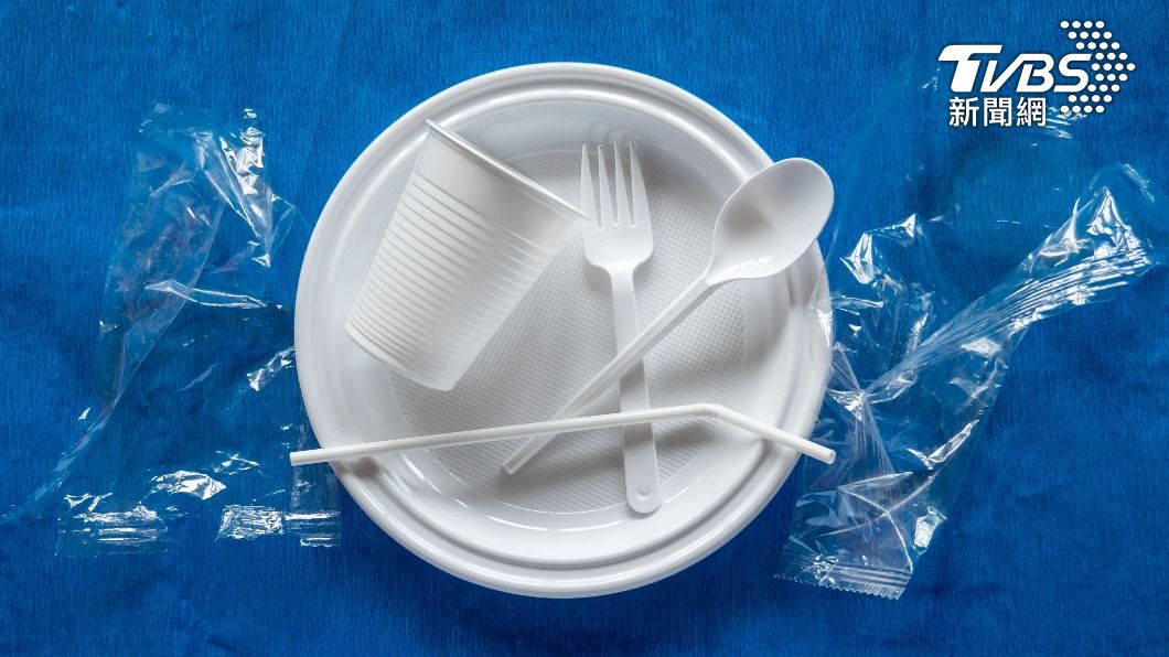 塑膠餐具、容器別碰熱食,自助餐裝湯也要注意。(示意圖/shutterstock達志影像)