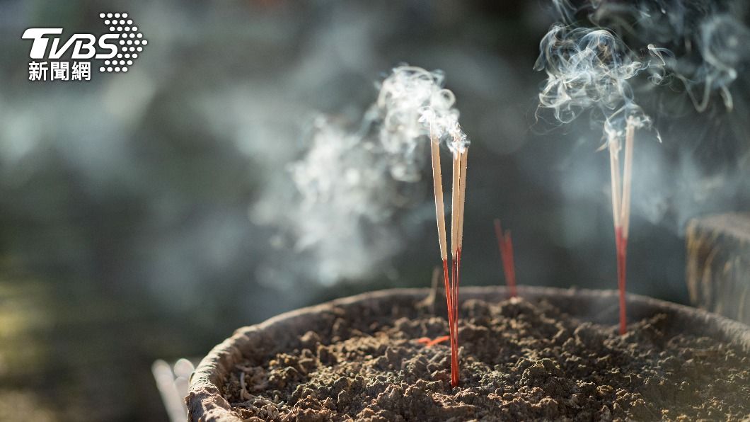 第二步清理神明香爐。（示意圖／shutterstock達志影像） 