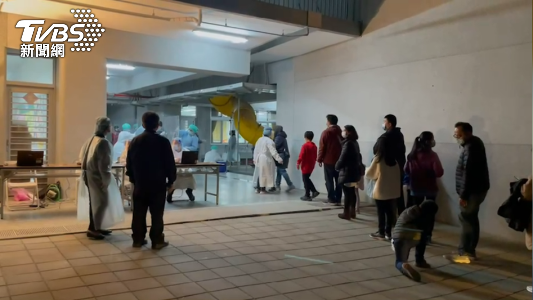 新竹市府昨（18）日派醫護人員進駐三民國小，為全校2230名師生進行PCR篩檢。（圖／TVBS）