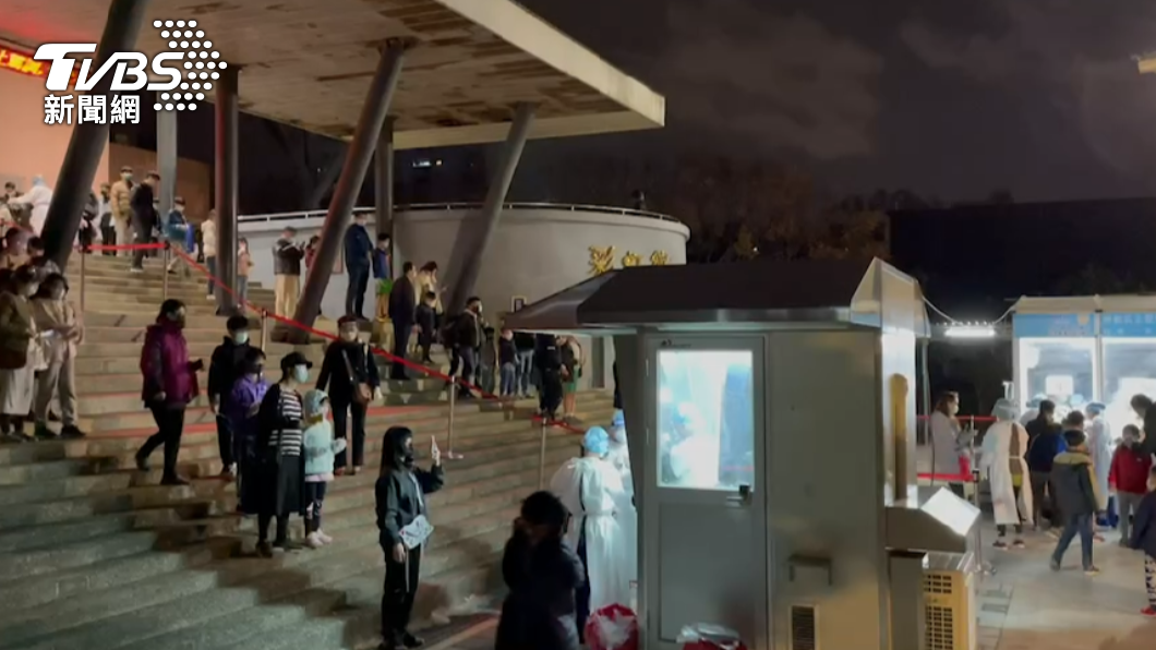 新竹市府昨（18）日派醫護人員進駐三民國小，為全校2230名師生進行PCR篩檢。（圖／TVBS）