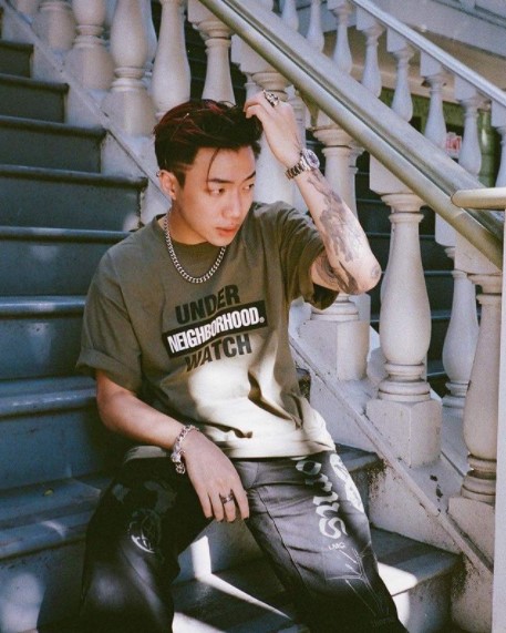 ØZI出道時有核彈級新人的封號。(圖/翻攝自ØZI IG)
