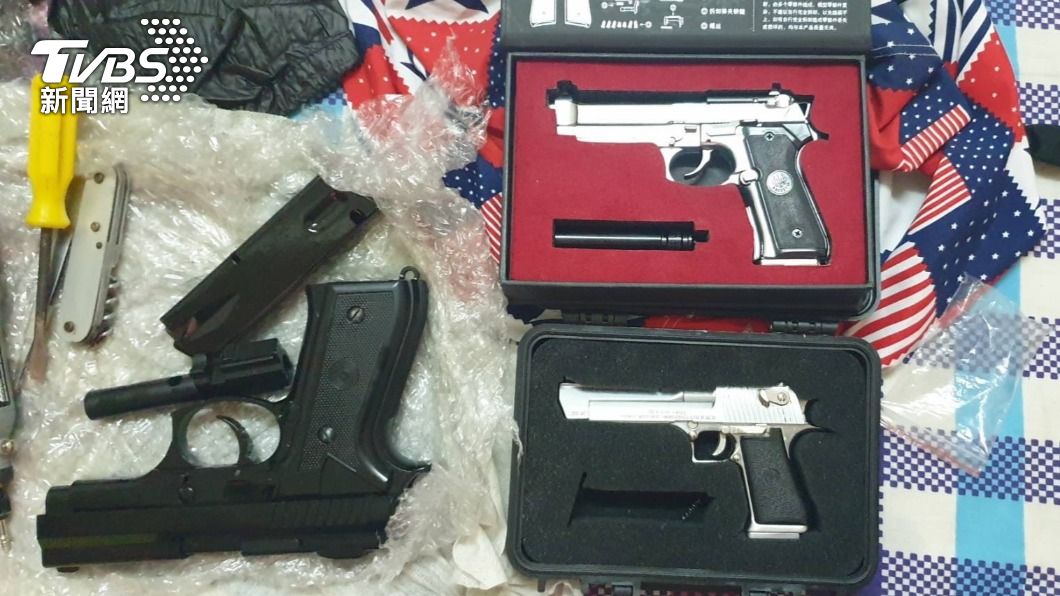 警方於李男住處查獲3把手槍及子彈。(圖/警方提供)