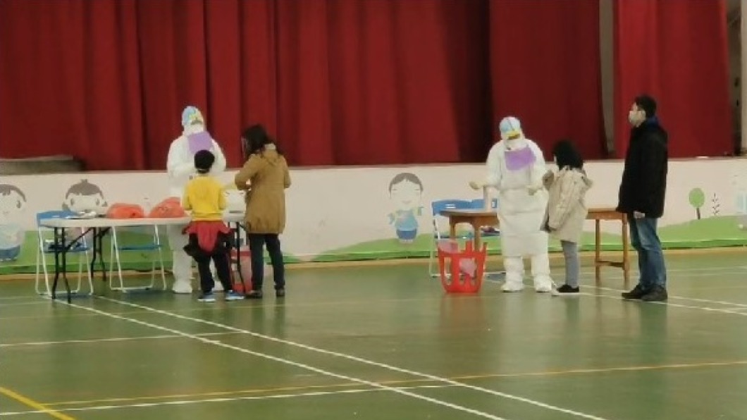 新街國小上午已安排全校師生進行採檢(圖/TVBS)