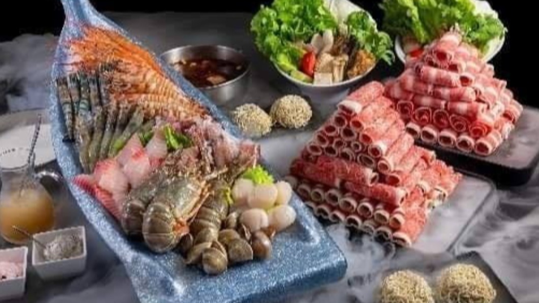 肉老大有超大份量的雙人、四人套餐。(圖/翻攝自肉老大火鍋臉書)