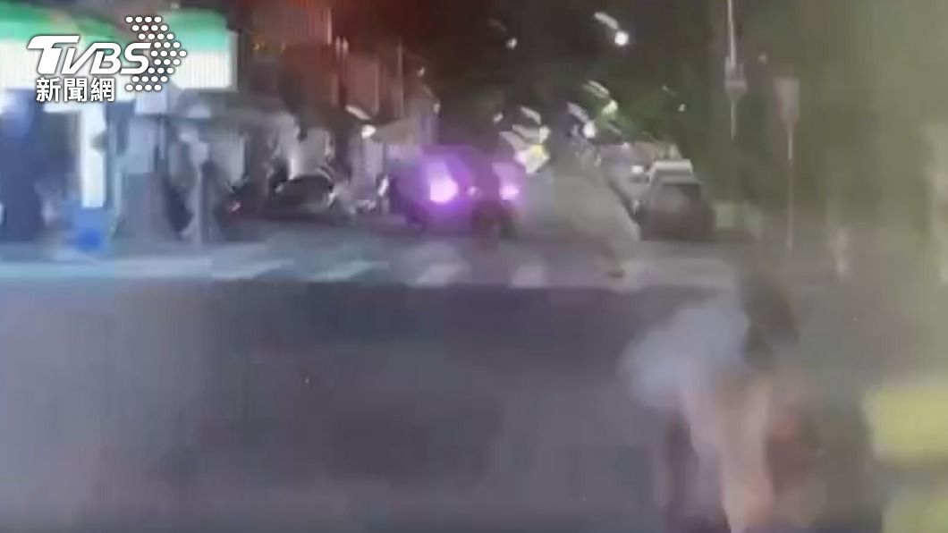 休旅車拖行員警，另名警察拔槍對空開2槍。（圖／TVBS）