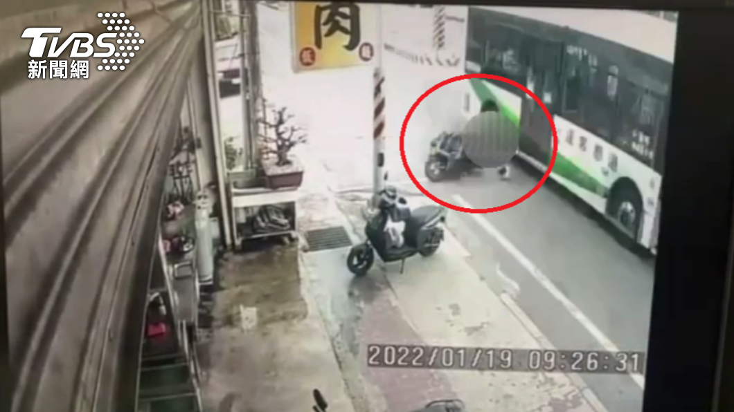 慘了煞不住!公車追撞機車 老婦當場遭輾爆頭慘死
