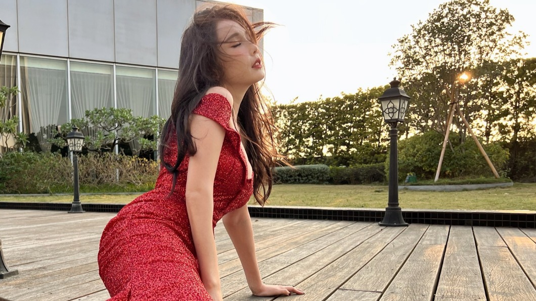 美女主播接尾牙主持 F豐滿掉出工程師嗨翻
