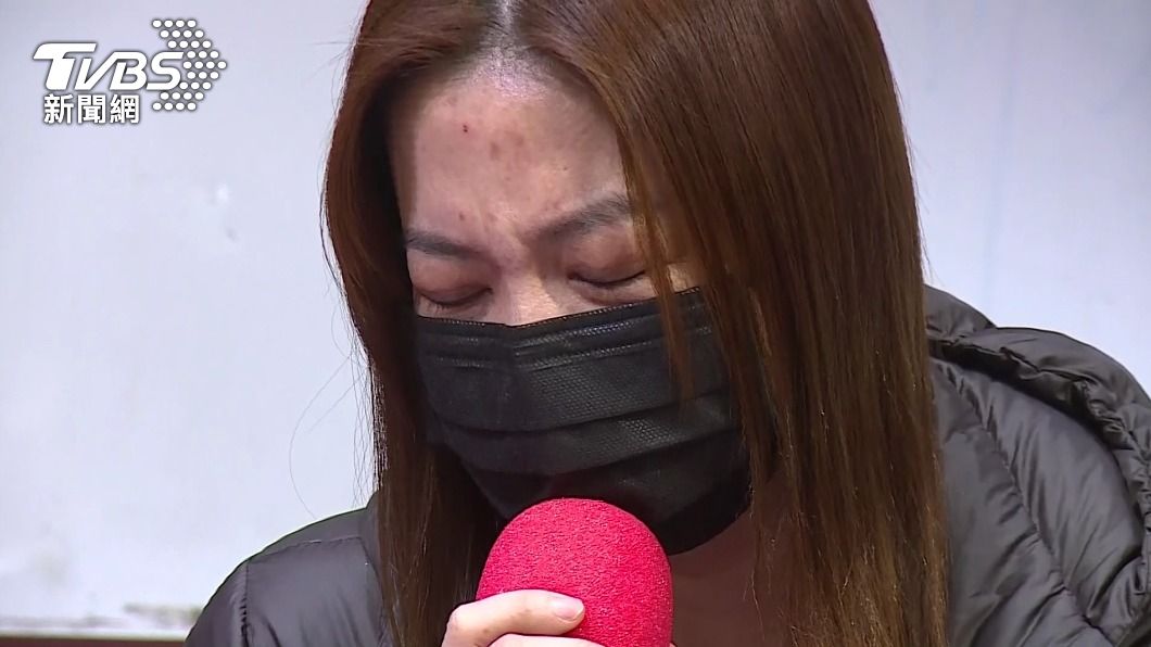 侯男妻子在記者會情緒激動。(圖/TVBS)