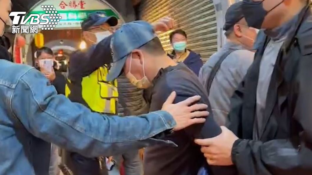 嫌犯當場被警方逮捕。