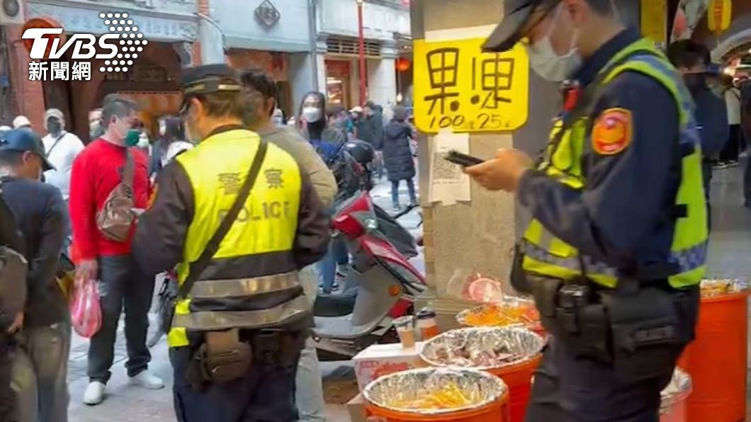 台北市刑大肅竊組員警，年節期間在特定地點執行「扒竊專案勤務」。