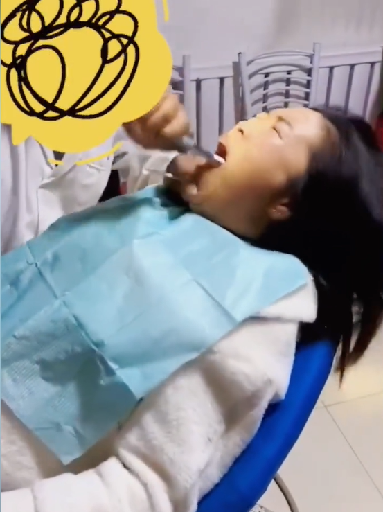 拔了1小時才將智齒拔出。（圖／翻攝自微博）