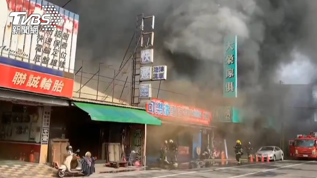 嘉義北港一處家具行發生火警,火勢延燒3店面。(圖/TVBS)