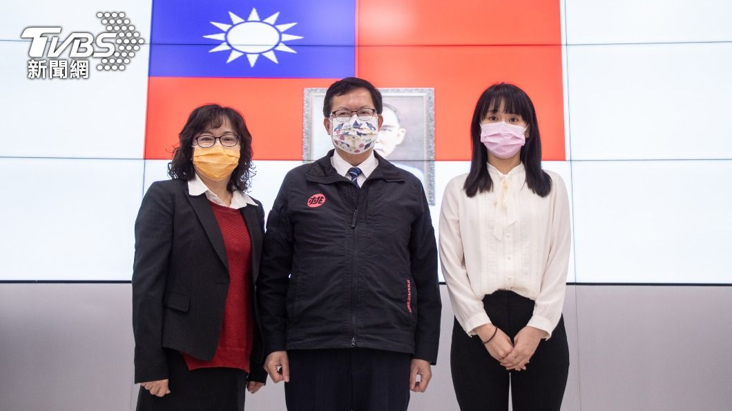 新任桃園青年局長陳冠穎(右)及人事處長林妙貞(左)聯合宣誓典禮19日登場。(圖/桃園市政府提供)