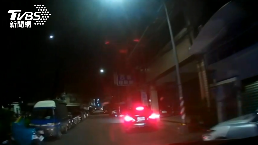 張男行車可疑,往巷內躲避,遭警方攔下盤查。(圖/警方提供)