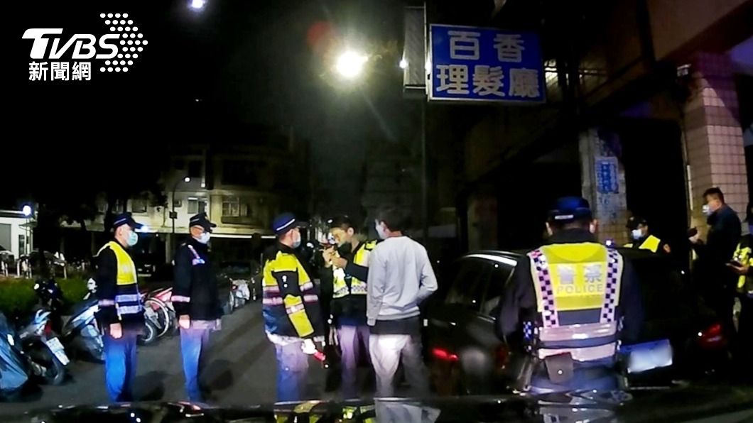 張男行車可疑,往巷內躲避,遭警方攔下盤查。(圖/警方提供)