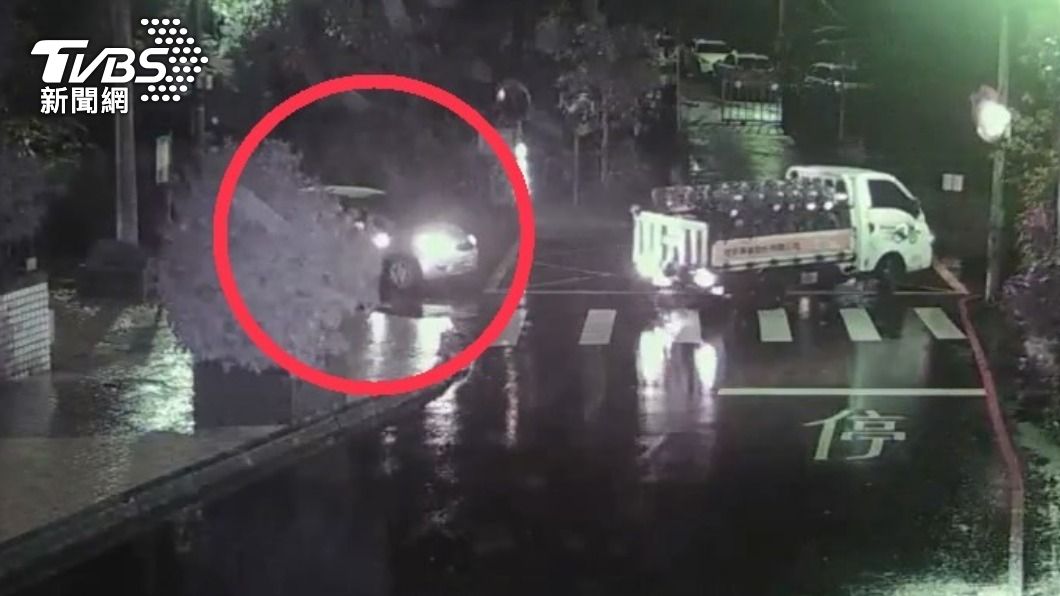 駕駛不滿前車迴轉擋道。（圖／TVBS）