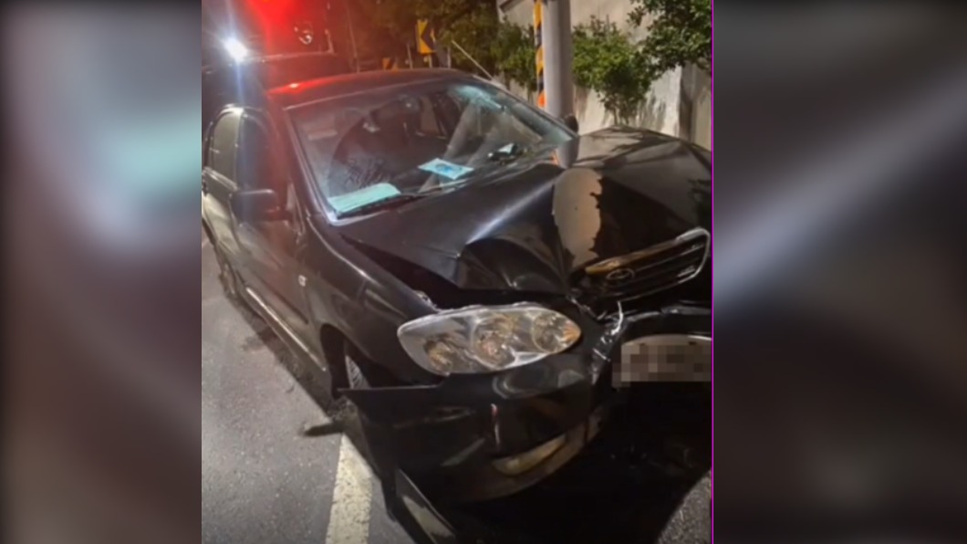 黑車失控自撞。（圖／翻攝自社會事）