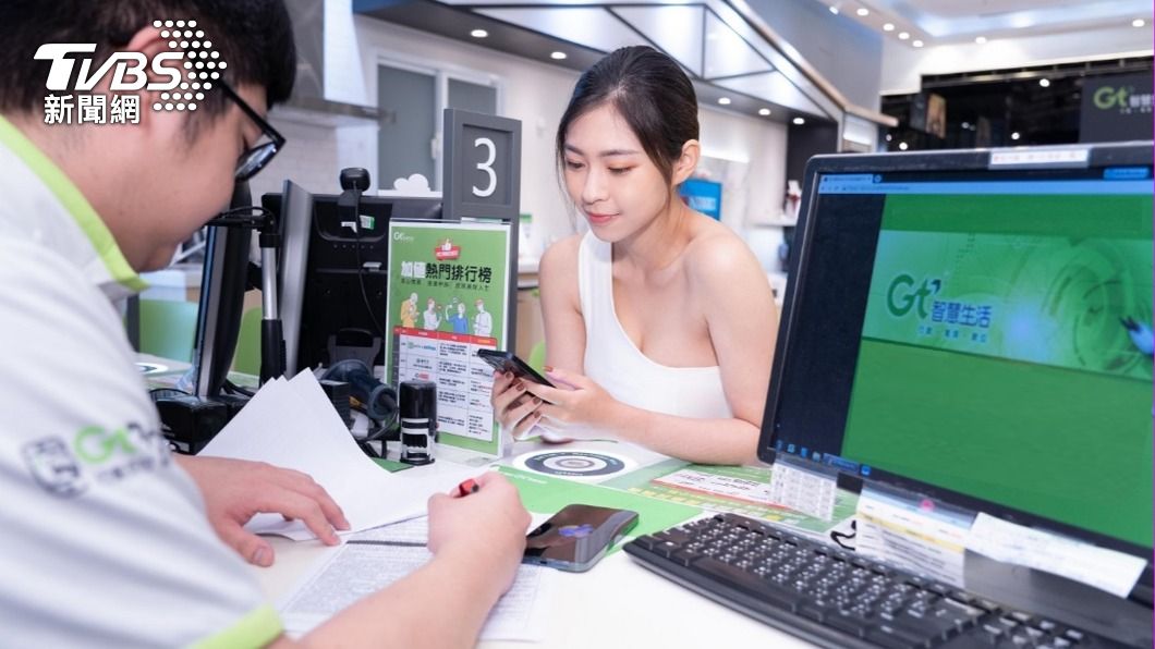 至2月28日前持振興五倍券申辦5G購機約現折1000元。(圖/亞太電信提供)
