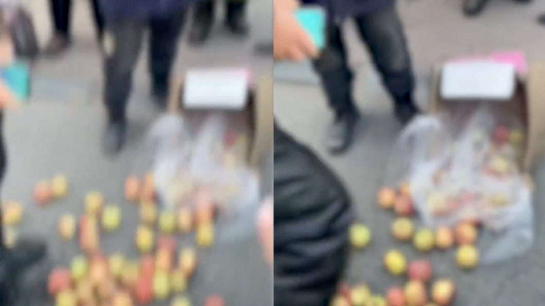 水果攤老闆謊稱過程全程被拍下。（圖／翻攝自微博）