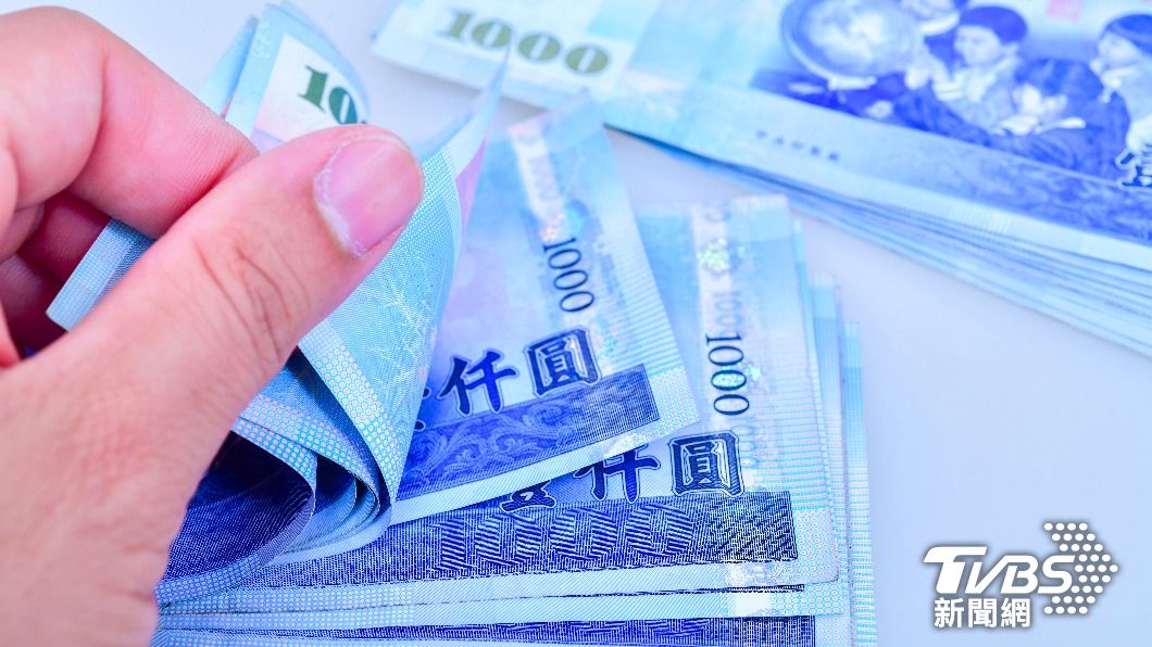 男發年終前離職!他愣「損失十幾萬」 網反讚:能領更多
