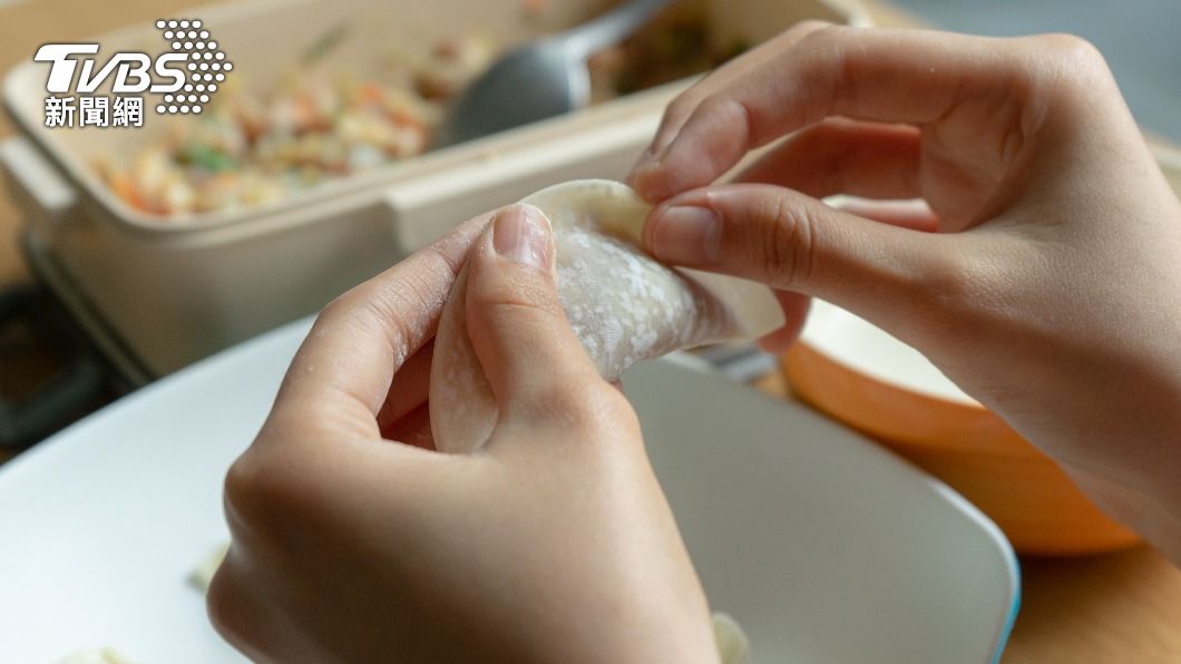 餃子包餡即可討吉利。（示意圖／shutterstock達志影像）