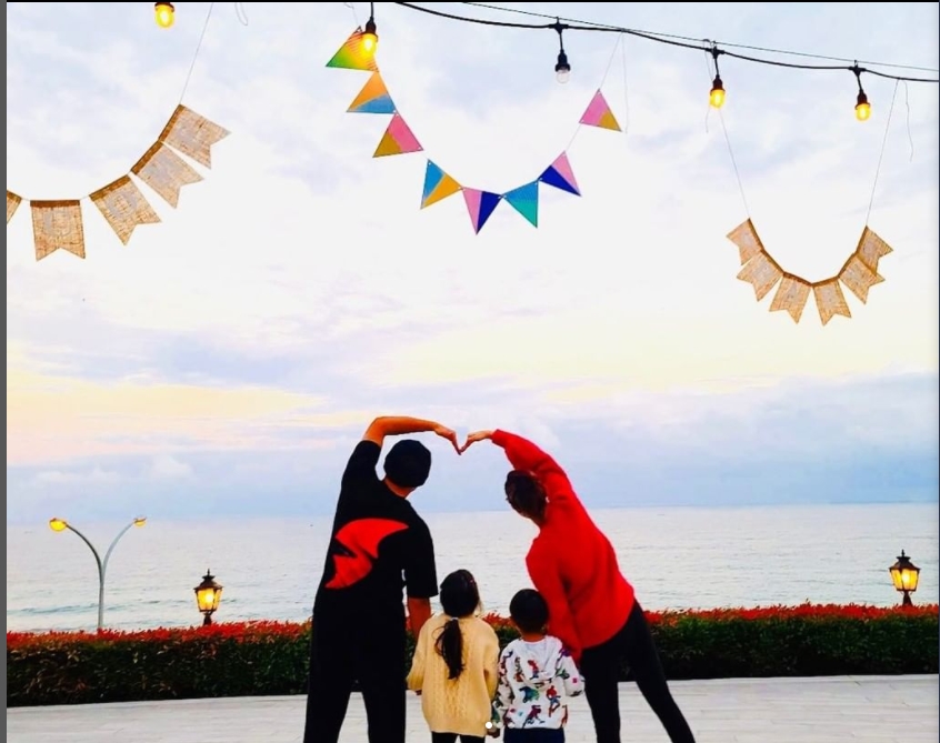 昆凌分享一家人的背影照。(圖/翻攝自hannah_quinlivan IG)