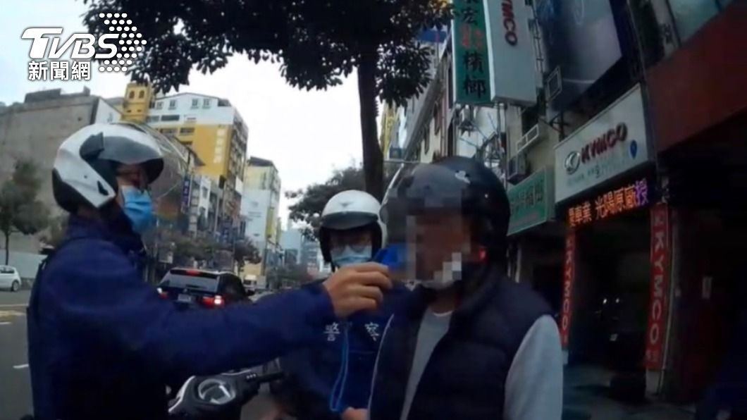 警方對許男實施酒測。(圖/TVBS)