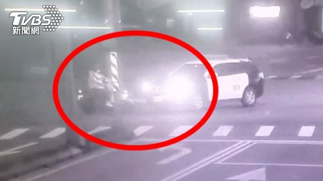 追違規左轉車輛!內湖警未開警示燈轉彎 撞飛直行騎士