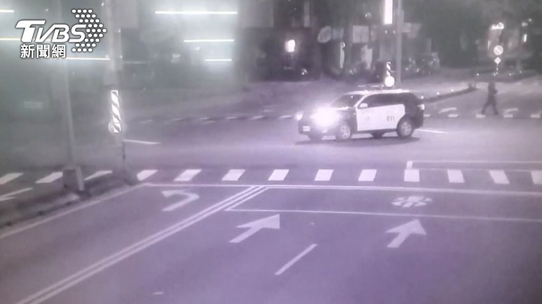 女警未等左轉燈亮起就轉彎,還沒有開警示燈。(圖/TVBS)