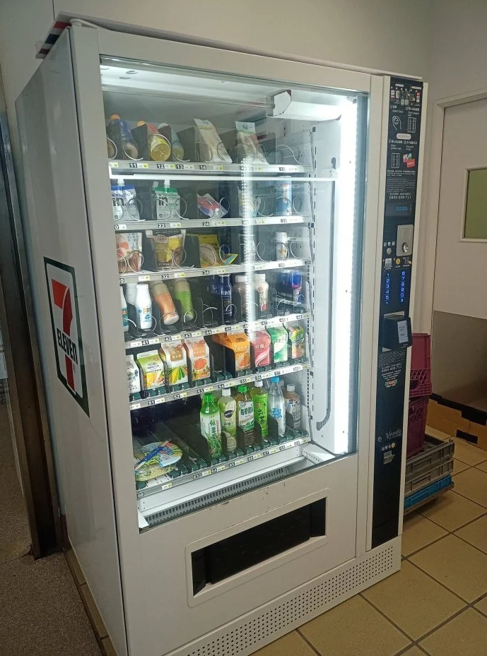 機台內販售飲料、鮮食等。(圖/翻攝自Dcard)
