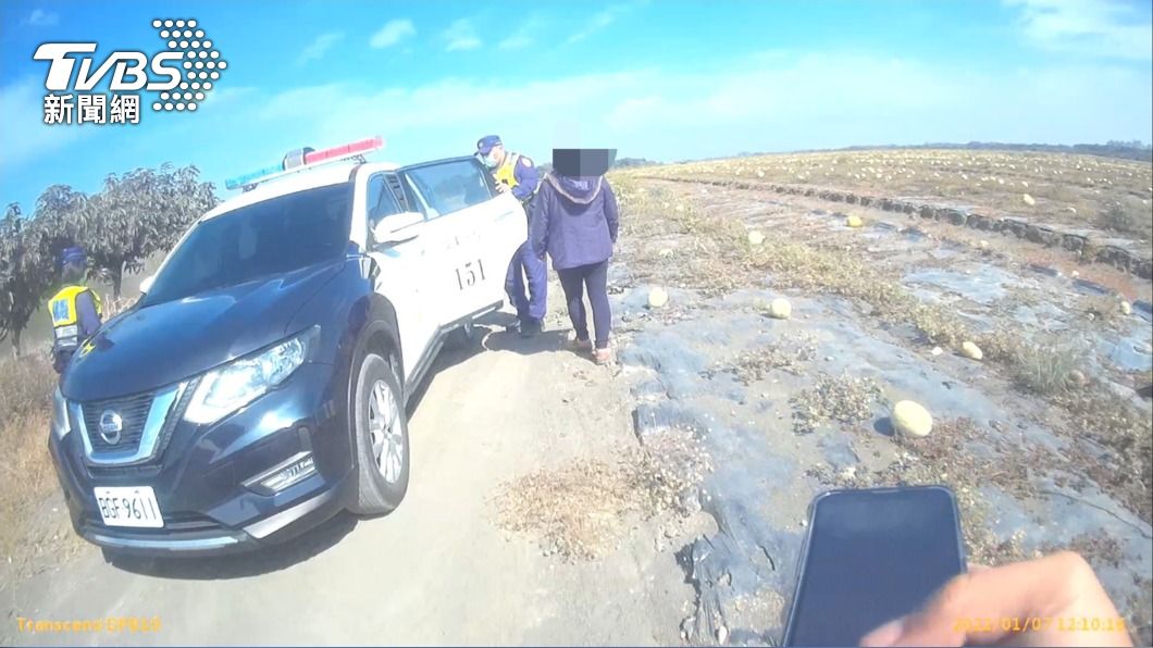 林婦偷南瓜,警方依竊盜現行犯將他逮捕送辦。(圖/警方提供)