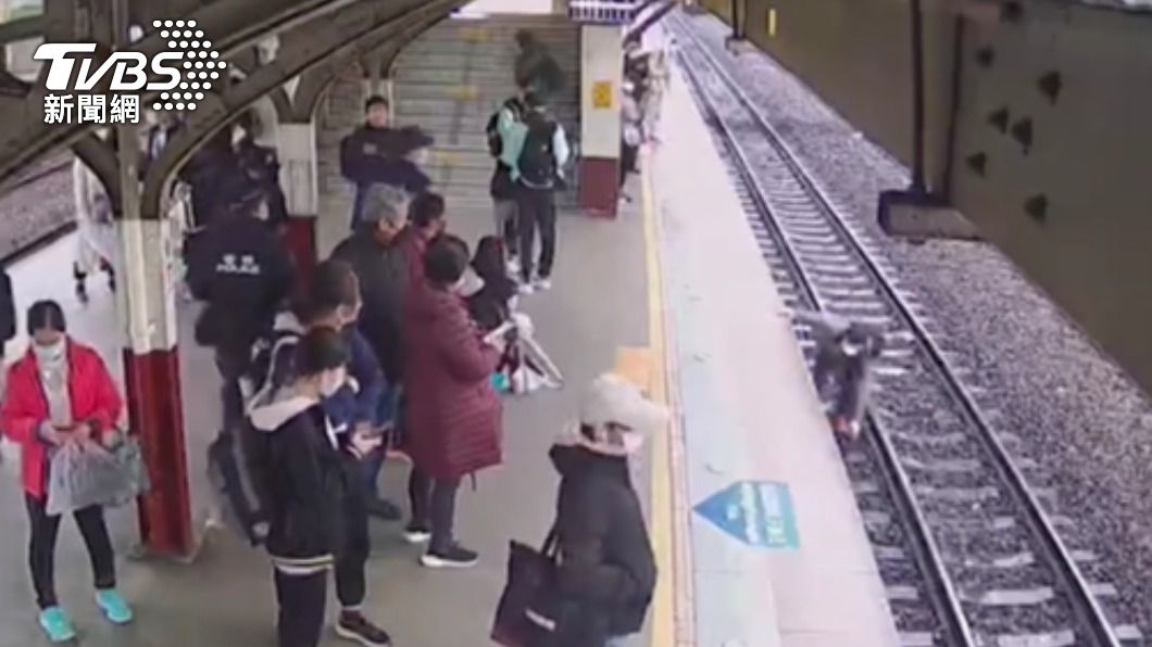 好危險！等車手機掉月台　男跳軌撿遭警拉起