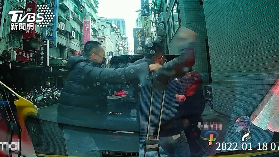 酒客朝司機揮拳攻擊。(圖/TVBS)
