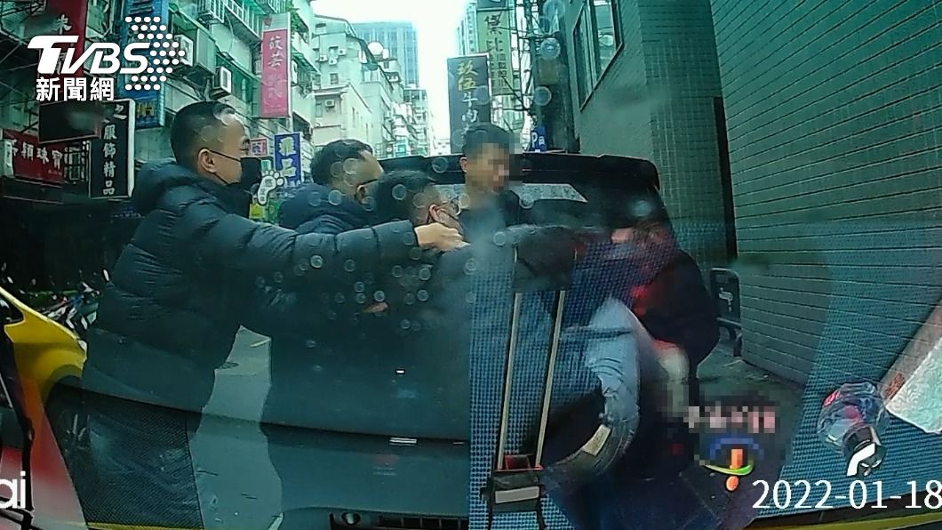 司機被逼到角落。(圖/TVBS)