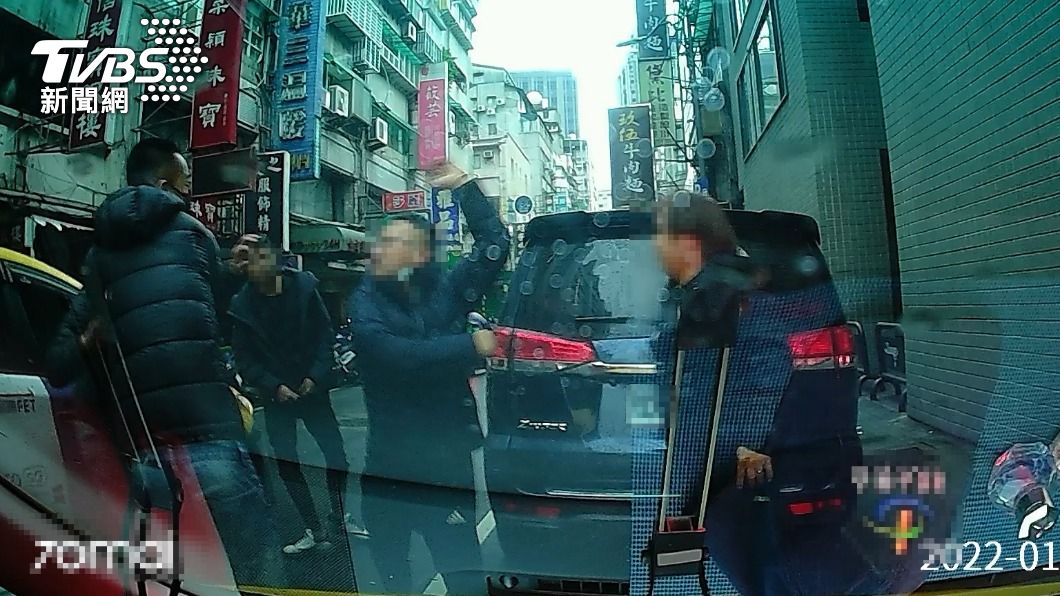 其中一名酒客阻擋朋友打人。(圖/TVBS)