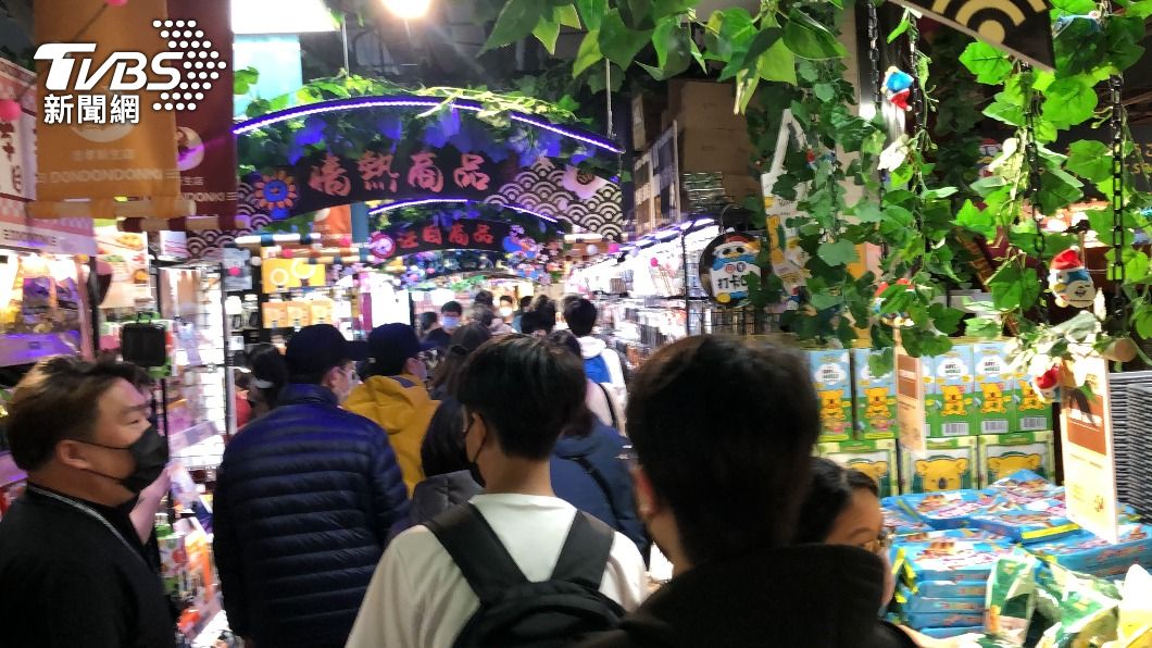 唐吉訶德2號店開幕首日民眾湧入搶逛。(圖/TVBS)