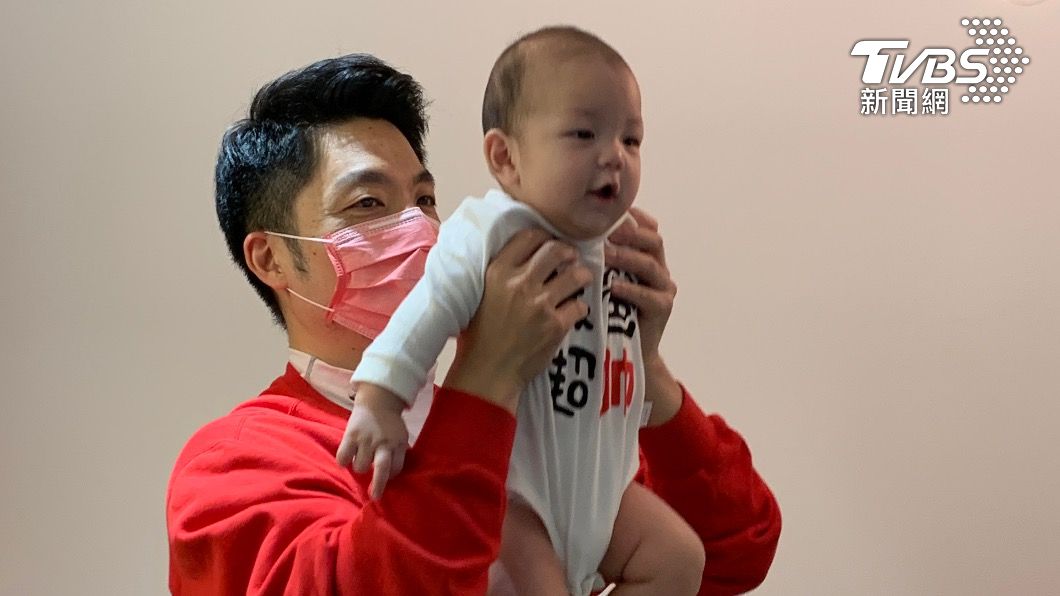 蔣萬安化身「拿鐵爸爸」遛二寶 還想拚第三胎女兒