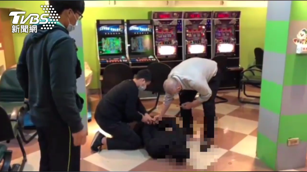 吳男搶金戒後，逃至台東市區打電動遭逮。（圖／警方提供）
