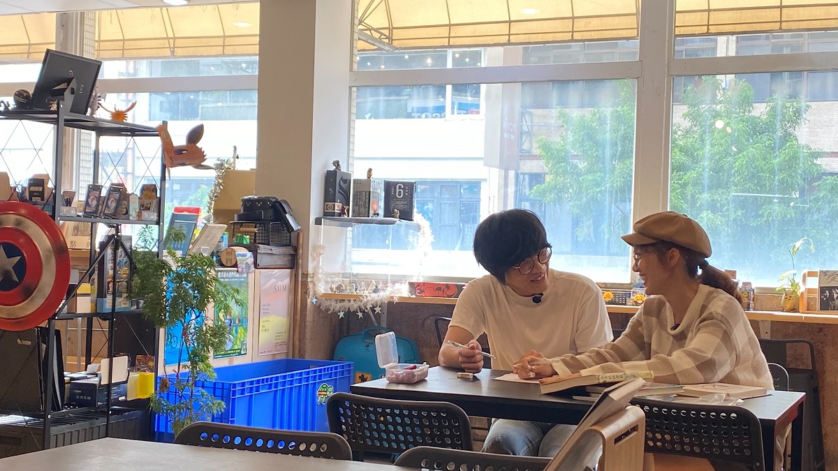 兩人體驗製作情侶衣。(圖/迪克斯娛樂提供)